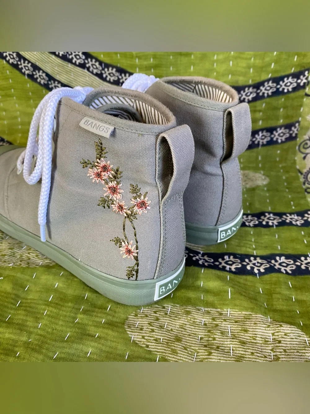 Bangs Sage Canvas Floral Bmbroidered Goblincore Cottage High Top Sneakers Size 9